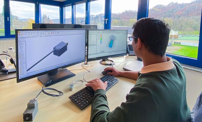 Person arbeitet an einer 3D-Simulation eines Aktuators am Computer bei Magnetbau Schramme.