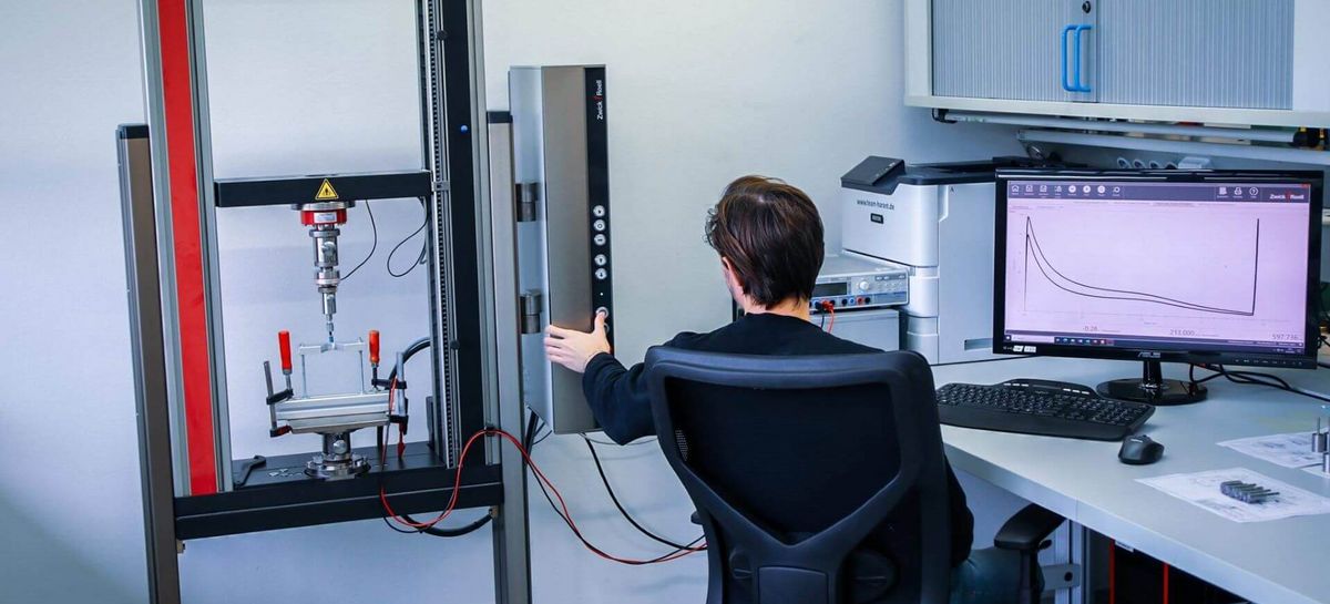 Mitarbeiter von Magnetbau Schramme in der Qualitätssicherung am PC