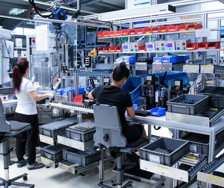 Zwei Mitarbeiterinnen in der Montage von Magnetbau Schramme 