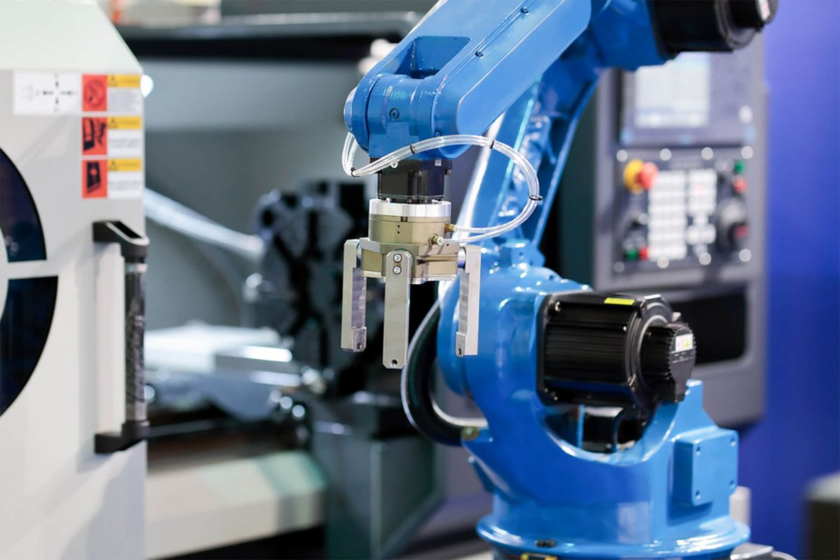Ein blauer Roboterarm in einer Produktionshalle