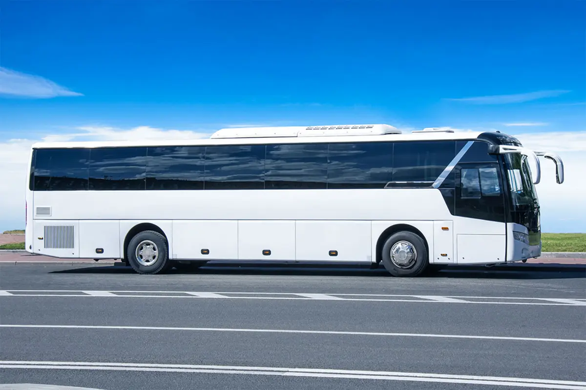 Weisser Bus auf einer Straße 