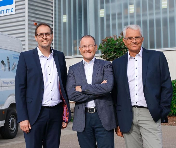 Geschäftsführungsteam vor einer Produktionshalle Magnetbau Schramme Deggenhausertal