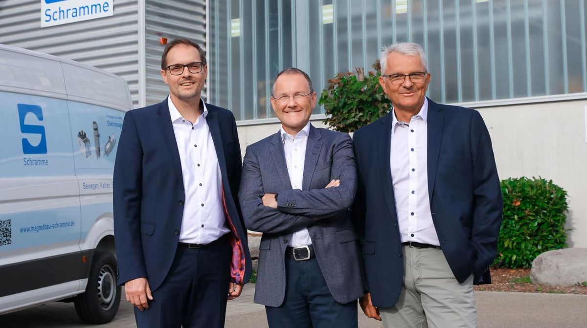 Geschäftsführungsteam vor einer Produktionshalle Magnetbau Schramme Deggenhausertal