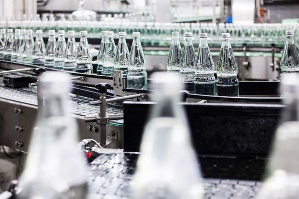 Getränkeproduktion mit Förderband und präziser Steuerung durch Elektromagnete in der Lebensmittelindustrie