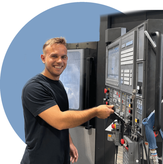 Mitarbeiter vor einer CNC-Anlage in der CNC-Abteilung von Magnetbau Schramme