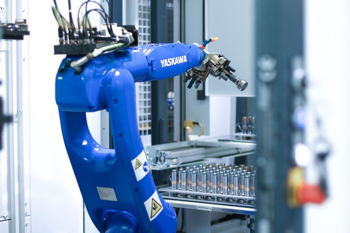 Blauer Roboterarm in der CNC Abteilung des Maschinenbauunternehmens Magnetbau Schramme im Deggenhausertal
