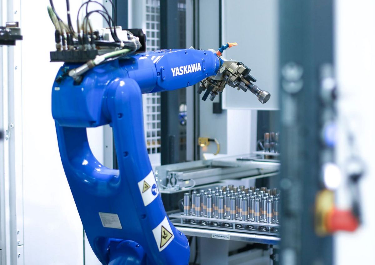 Blauer Roboterarm in der CNC Abteilung des Maschinenbauunternehmens Magnetbau Schramme im Deggenhausertal