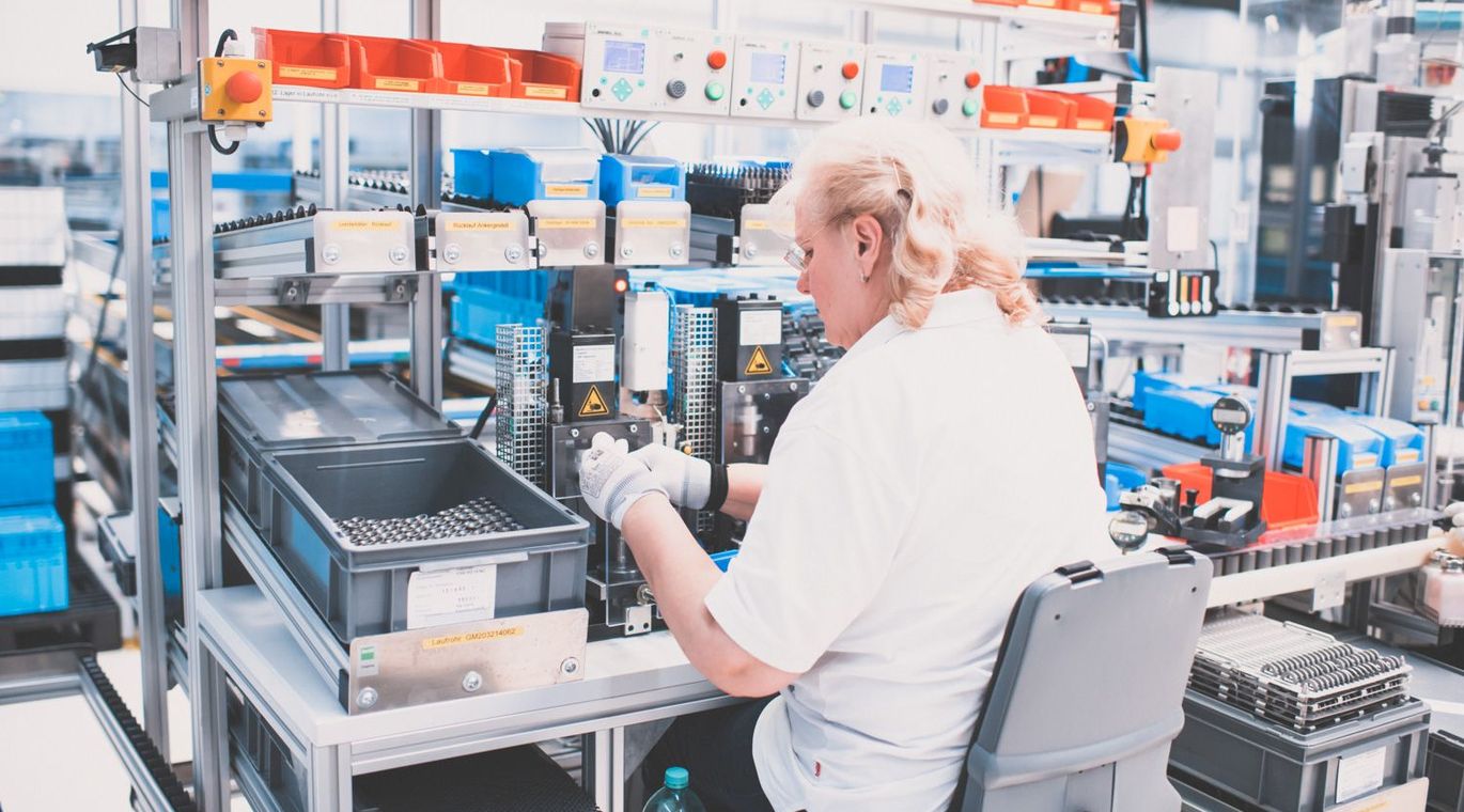 Worker in der Produktion bei der Herstellung von Elektromagneten, Sensoren und Ventilen in der Schramme Produktion