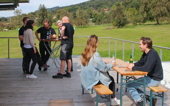 Mehrere Mitarbeiter auf einer Terrasse von Magnetbau Schramme 
