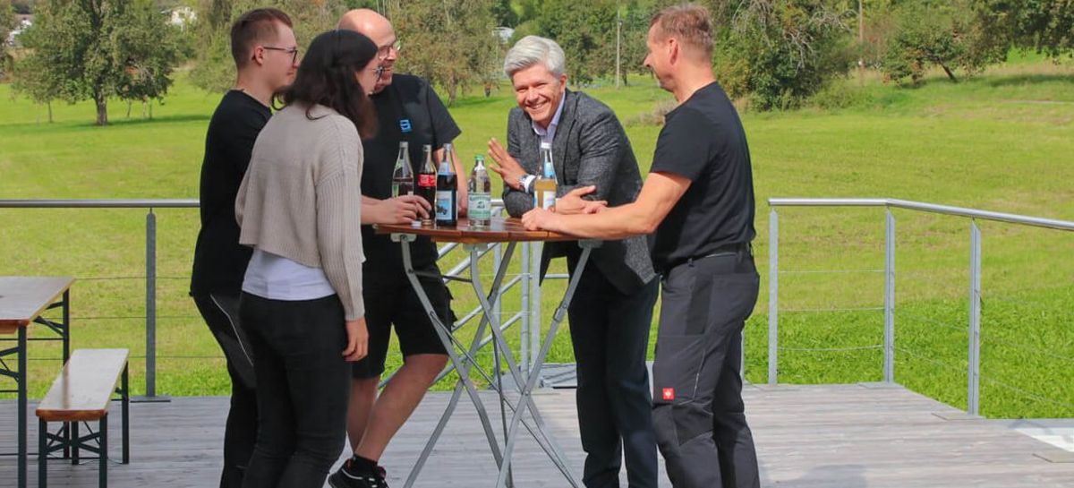 Mehrere Mitarbeiter auf einer Terrasse von Magnetbau Schramme 