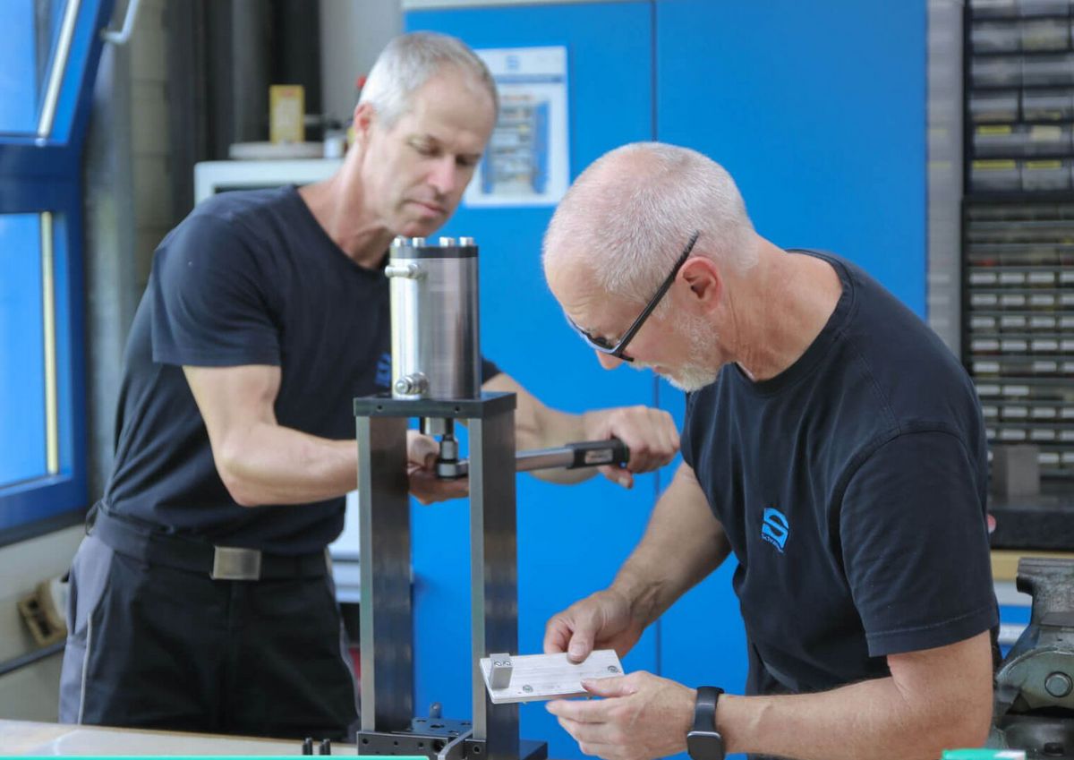 Zwei Mitarbeiter im Musterbau bei Magnetbau Schramme