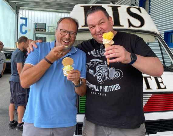 Zwei Mitarbeiter beim Sommerfest von Magnetbau Schramme mit Eis in der Hand