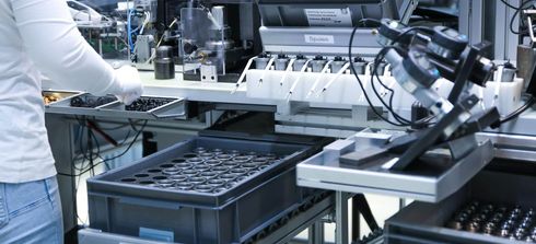 Eine Mitarbeiterin vor eine Maschine in der Montage  bei Magnetbau Schramme 