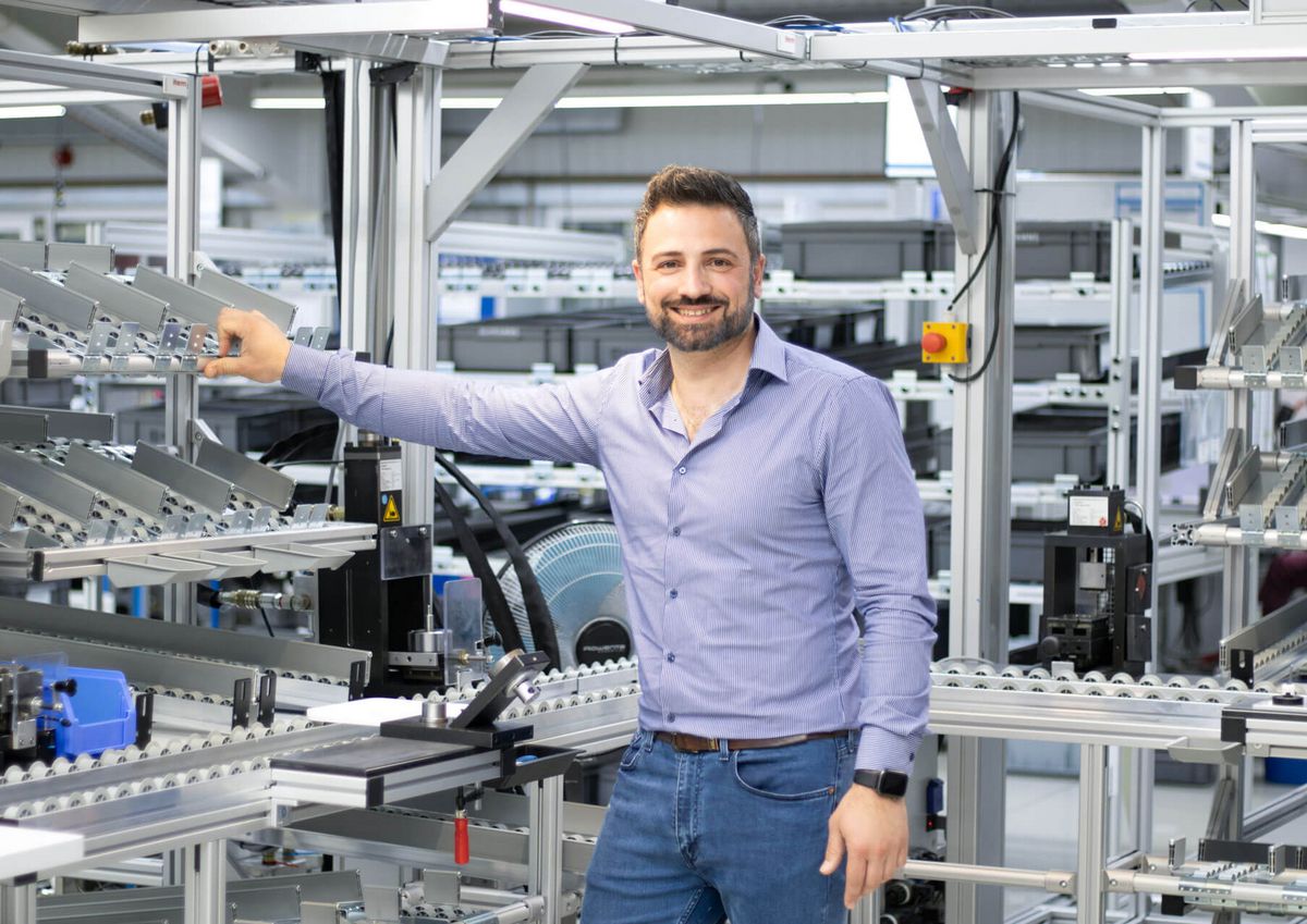 Mitarbeiter Montage Magnetbau Schramme 