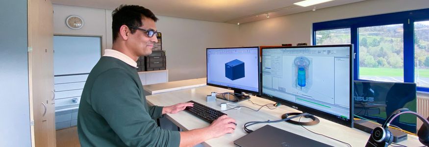 Person arbeitet an einer 3D-Simulation eines Elektromagnets am Computer bei Magnetbau Schramme.