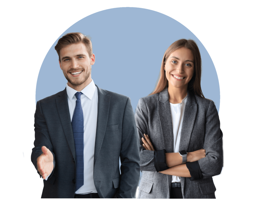 Ein Mann und eine Frau in Businessbekleidung vor einem blauen Hintergrund.