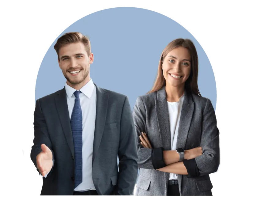 Ein Mann und eine Frau in Businessbekleidung vor einem blauen Hintergrund.