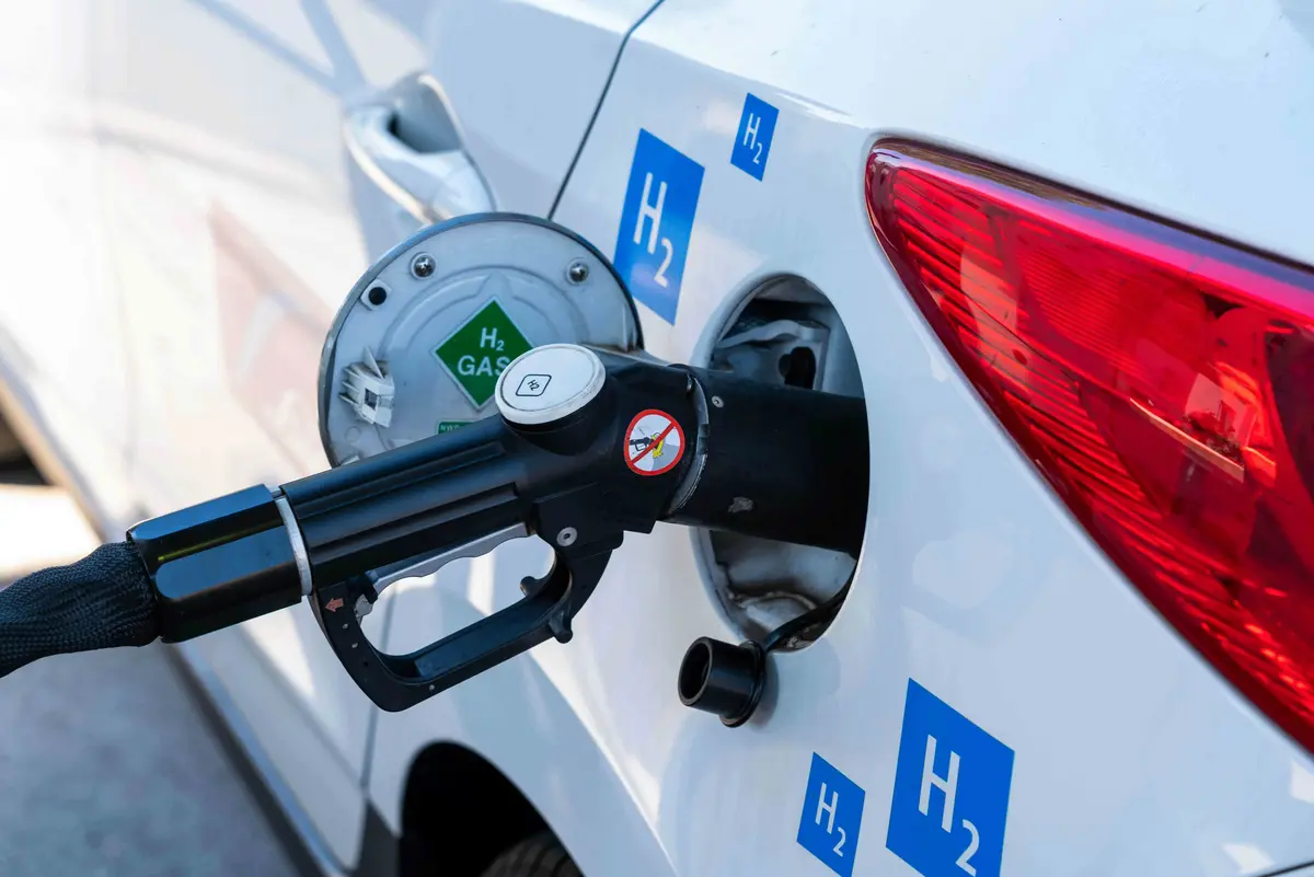 Wasserstoff wird in ein Auto getankt. 