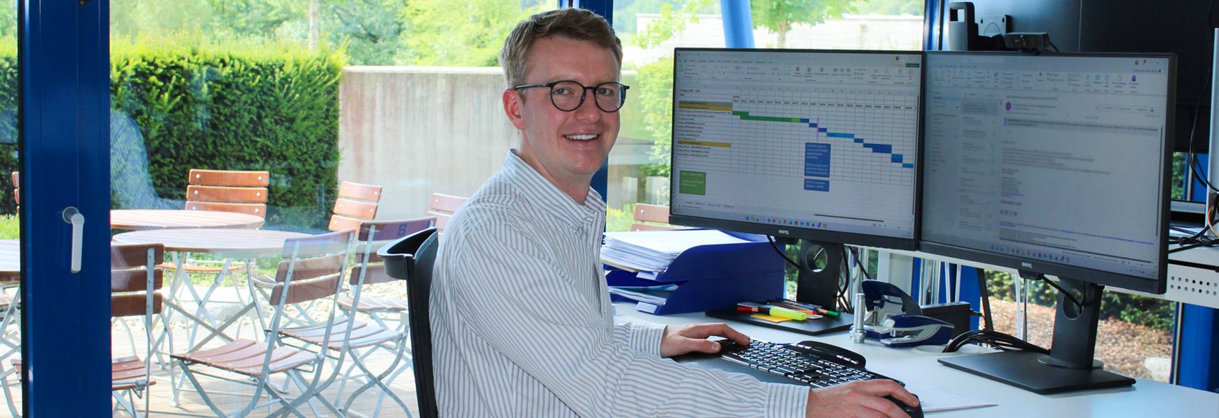 Projektleiter Maximilian Wüst von Magnetbau Schramme koordiniert Kundenprojekte am digitalen Arbeitsplatz.