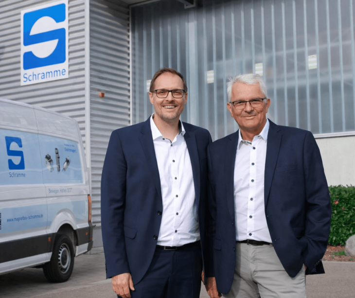 Geschäftsleitungsteam vor einer Produktionshalle Magnetbau Schramme Deggenhausertal